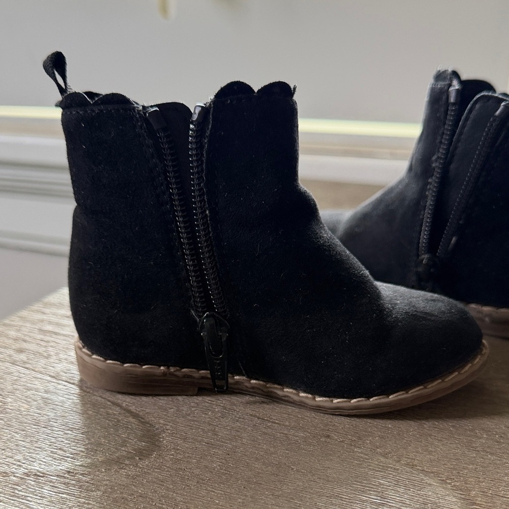 GAP Black Scalloped Ankle Boots for Kids - Picture 7 of 12